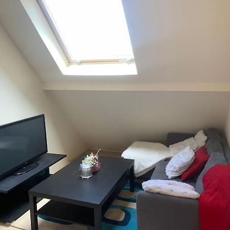 Studio Meuble Dans Une Maison Limay Exterior photo
